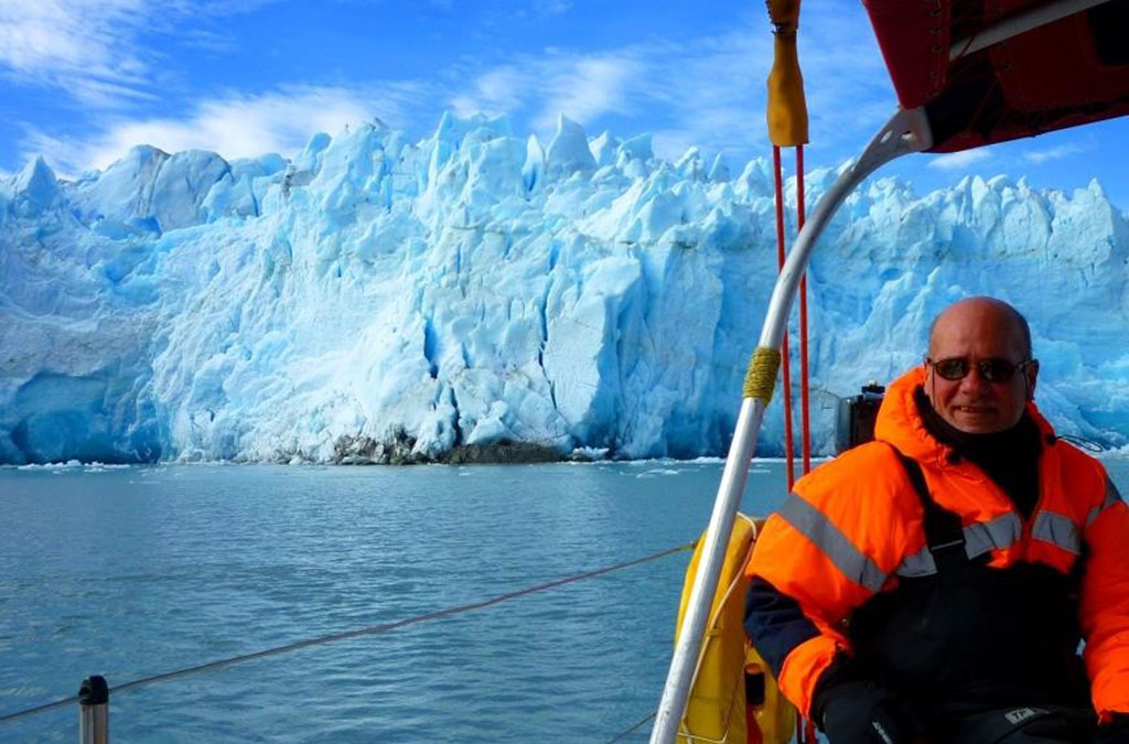 Laurent le capitaine pose devant un glacier