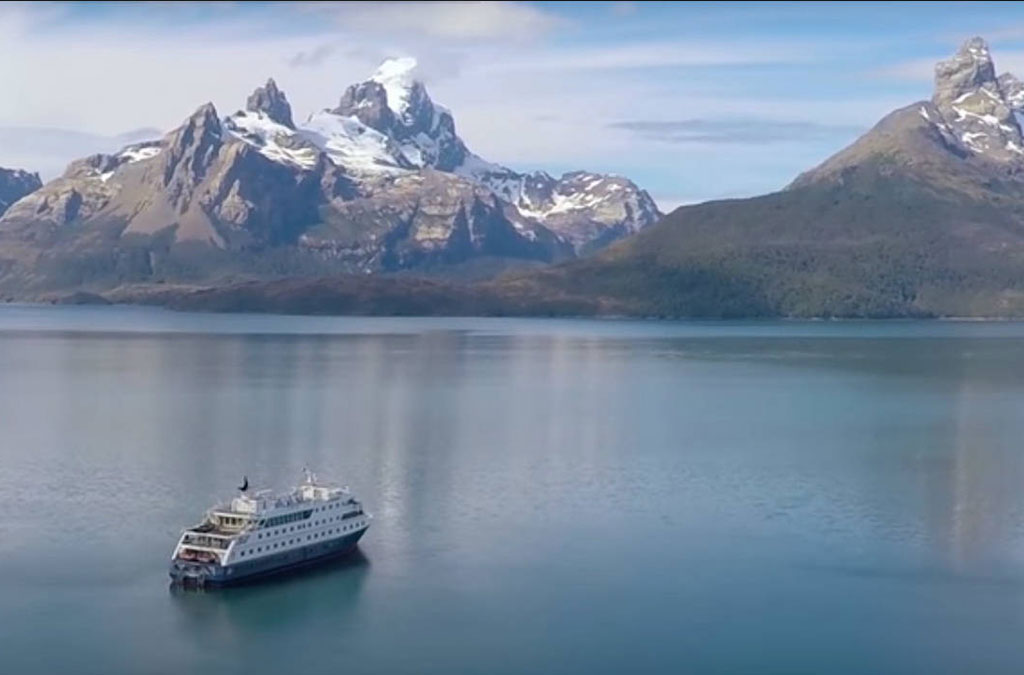 le canal beagle avec un bateau au mouillage