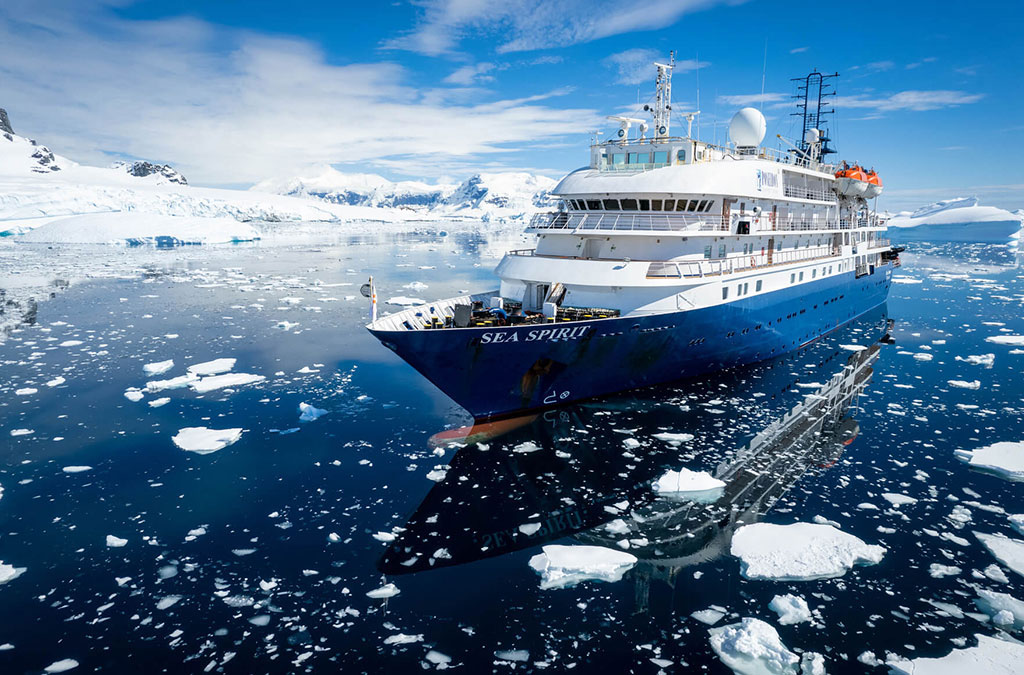 le bateau Sea Spirit au milieu des glaçons