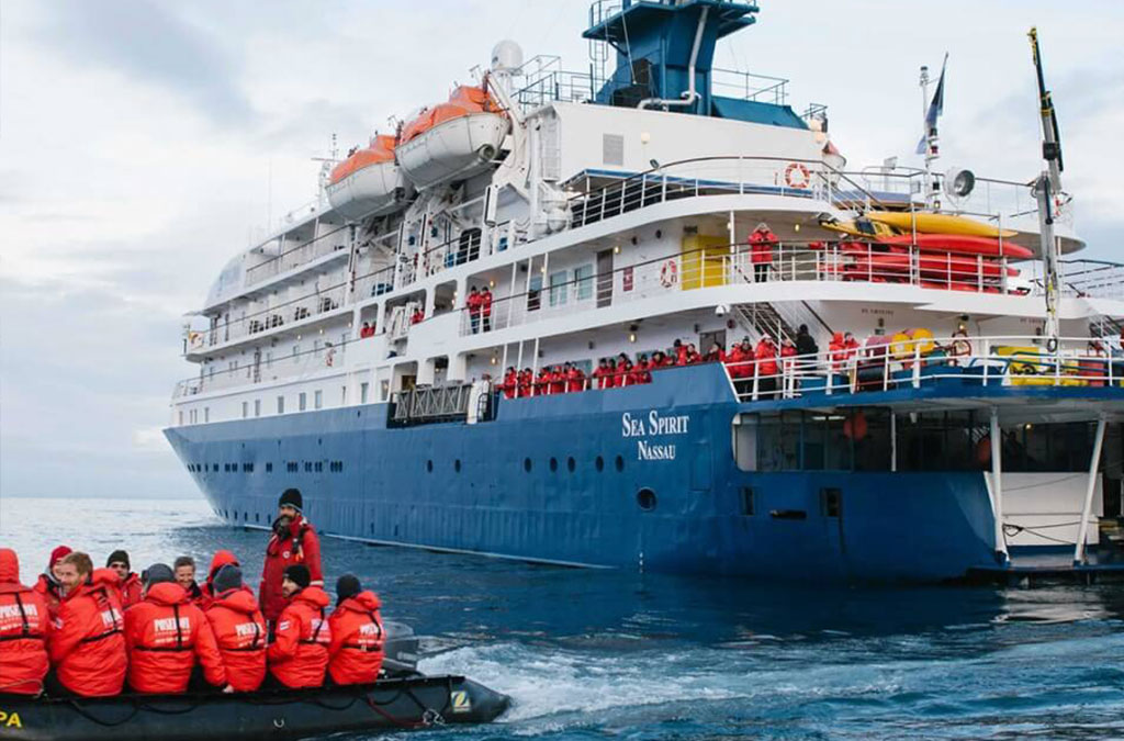 un zodiac démarre à l'arrière du bateau Sea Spirit
