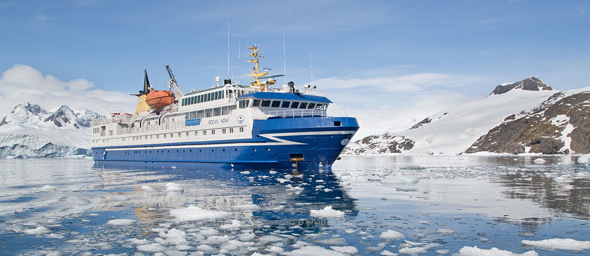 l'Ocean Nopva dans les glaces de l'Antarctique