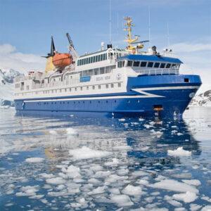 bateau de croisière polaire ocean nova dans les glaces de l'antarctique