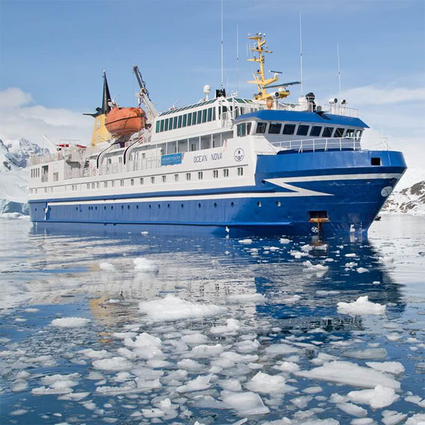bateau de croisière polaire ocean nova dans les glaces de l'antarctique