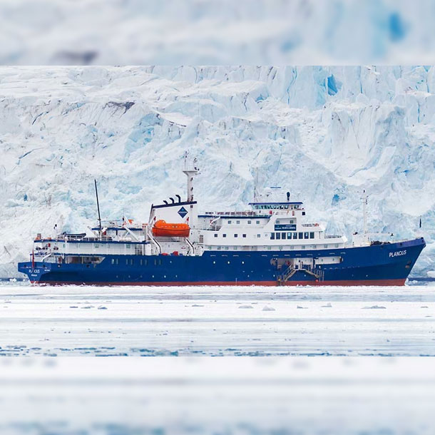 vue du Plancius de profil devant un glacier