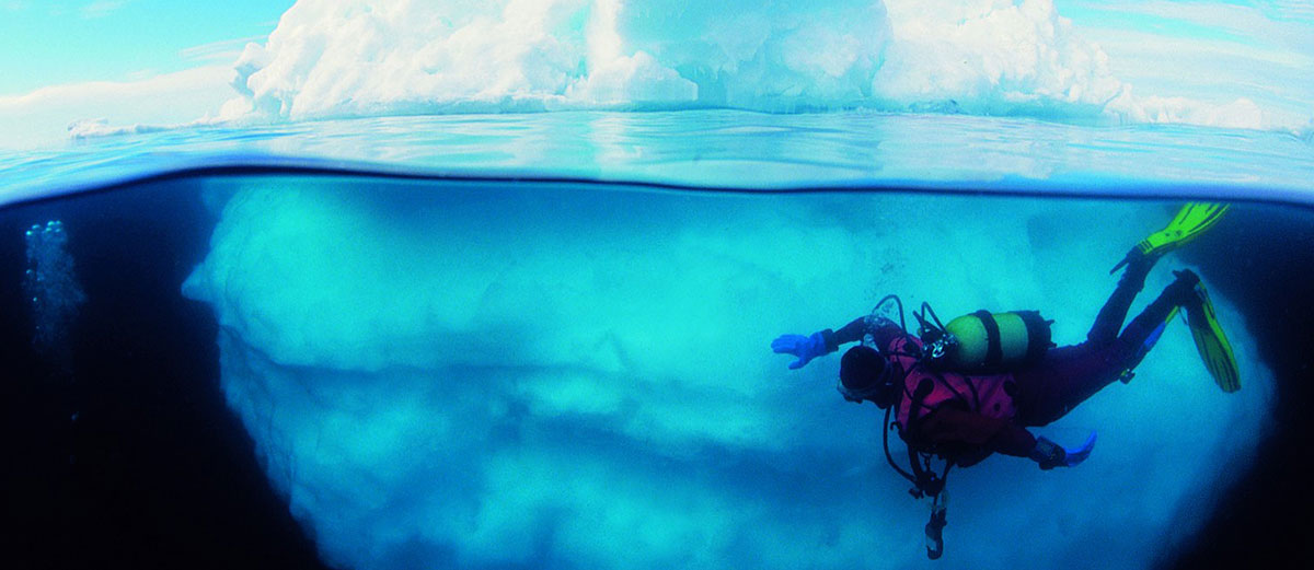 plongeur sous-marin qui touche un iceberg