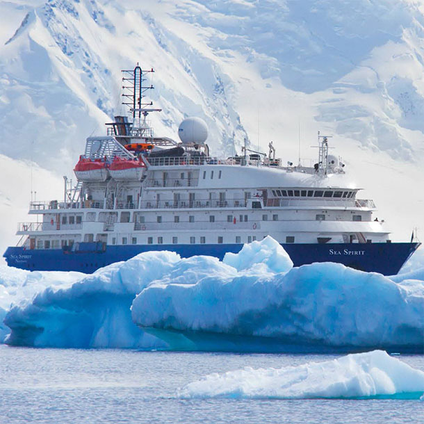 Le bateau de croisière Sea Spirit vu 3/4 'avant dans les glaces de l'Antarctique