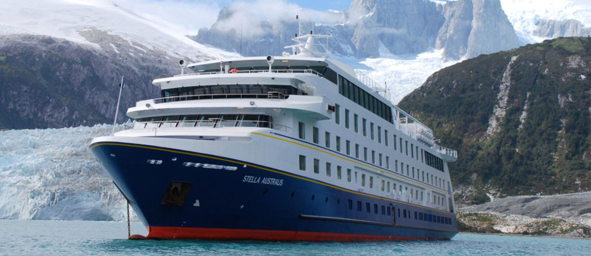 Le Stella Australis au mouillage devant le glacier Pia