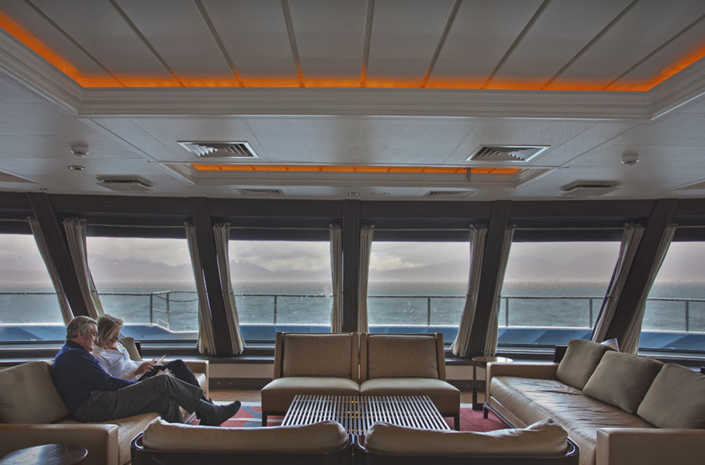 le lounge avec la vue sur l'extérieur
