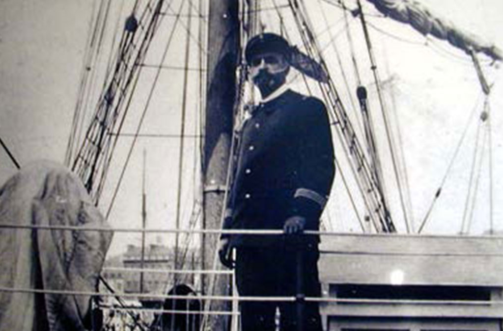 Jean-Baptiste Charcot en uniforme sur le pont du Pourquoi Pas