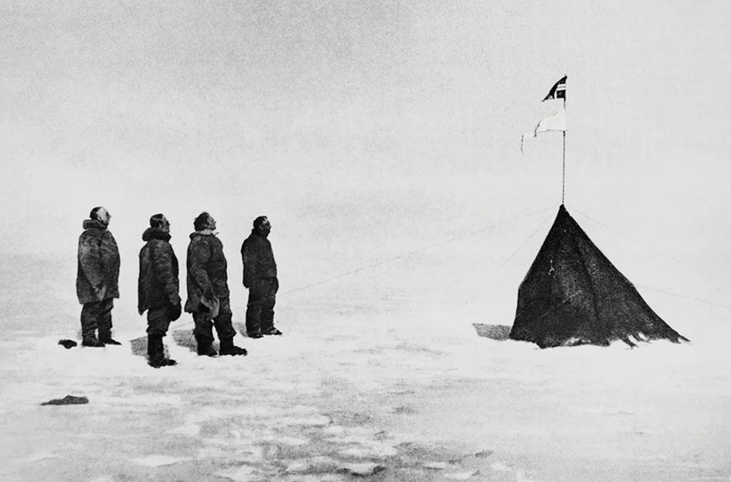 L'équipe Admunsen devant la tente qui symbolise le pôle Sud avec le drapeau norvégien
