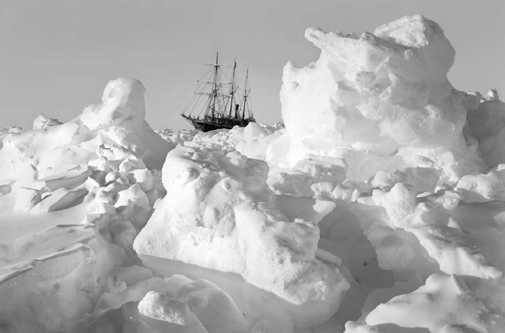 L'Endurance pris dans les glaces