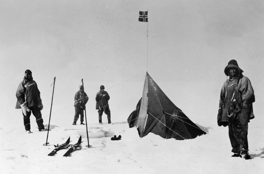 l'expédition de Scott photograhié au Pôle Sud de vant la tente d'Admunsen