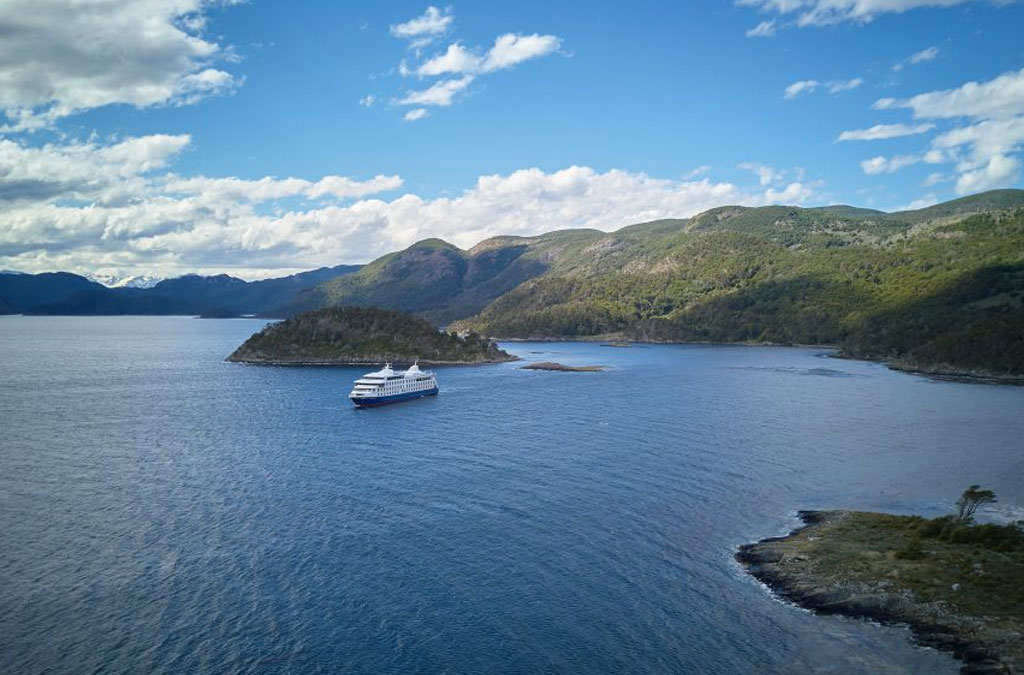 le ventus australis vue de drone dans la baie wulaia