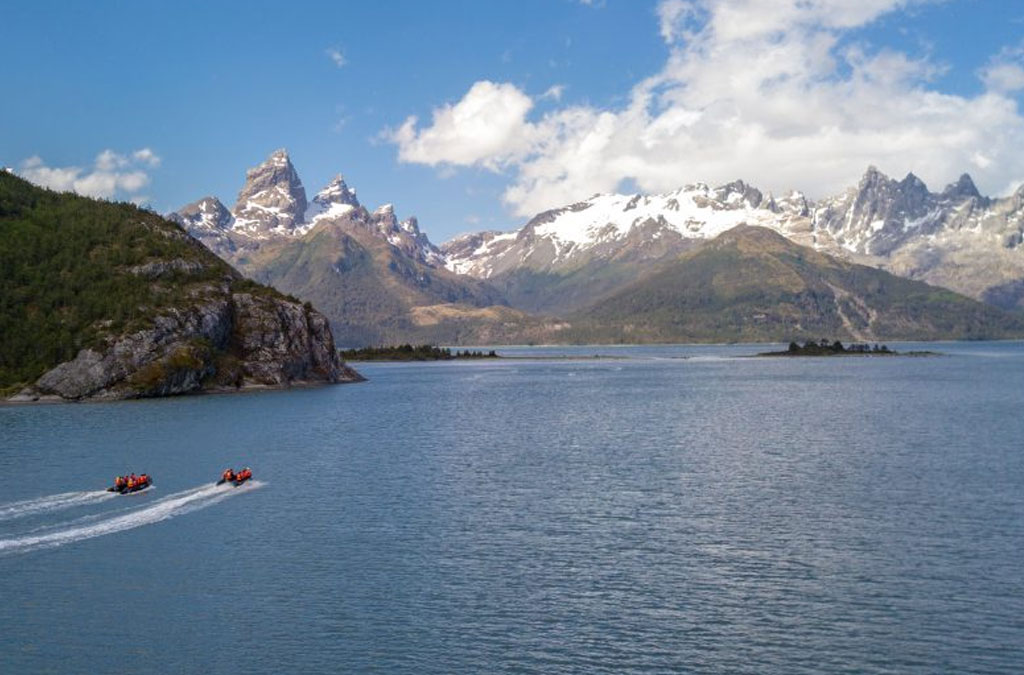 deux zodiac naviguent aux pieds de la cordillère Darwin