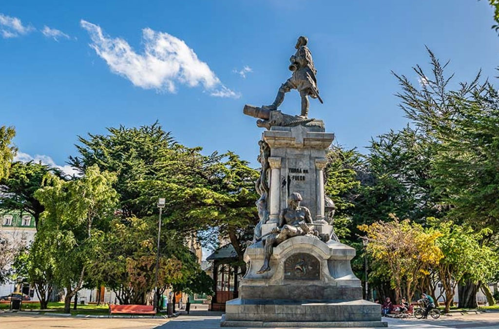 La statue de Magellan sur la Plaza de armas à Punta Arenas