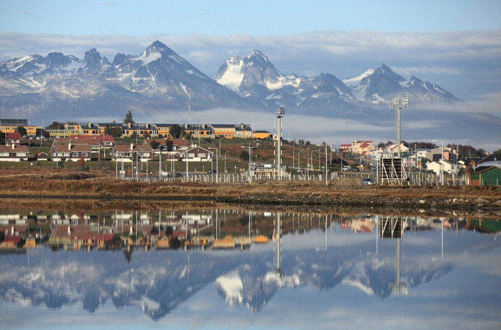 vue des montagnes derrière Ushuaia