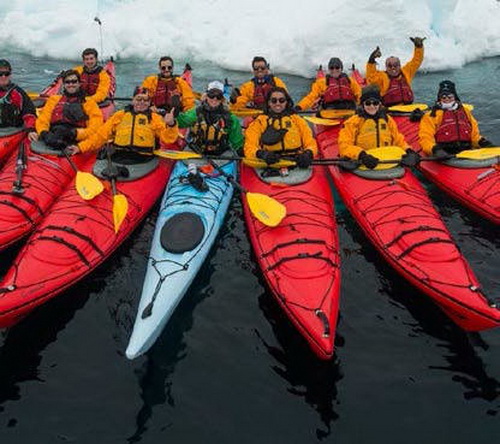 un groupe de kayakistes face caméra