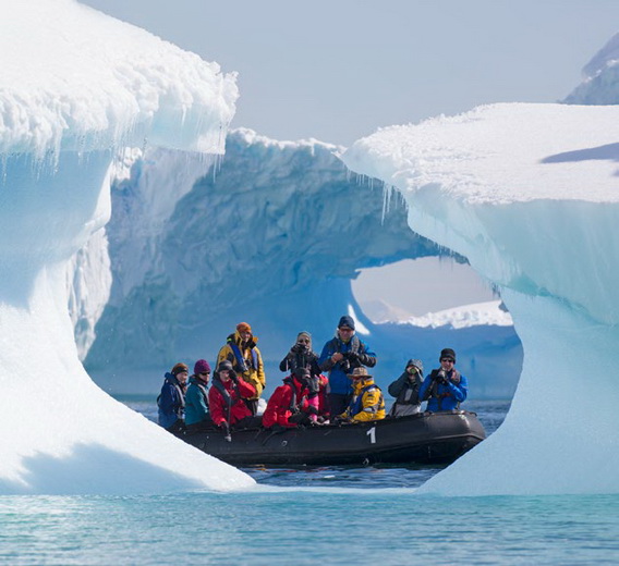 un groupe en sortie zodiac entre les iceberg