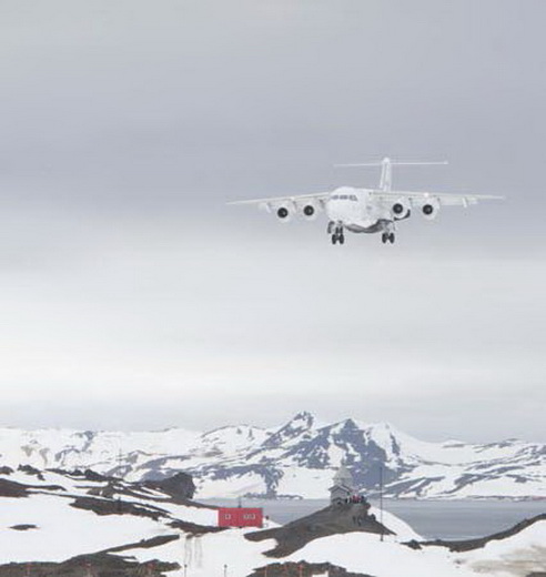 l'avion en approche de la piste d'atterrissage