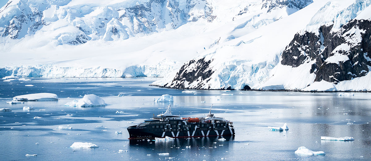 le Magellan Explorer au mouillage en Antarctique