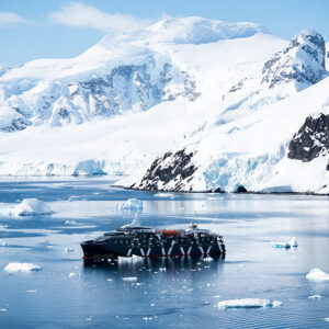 le Magellan Explorer au mouillage en Antarctique