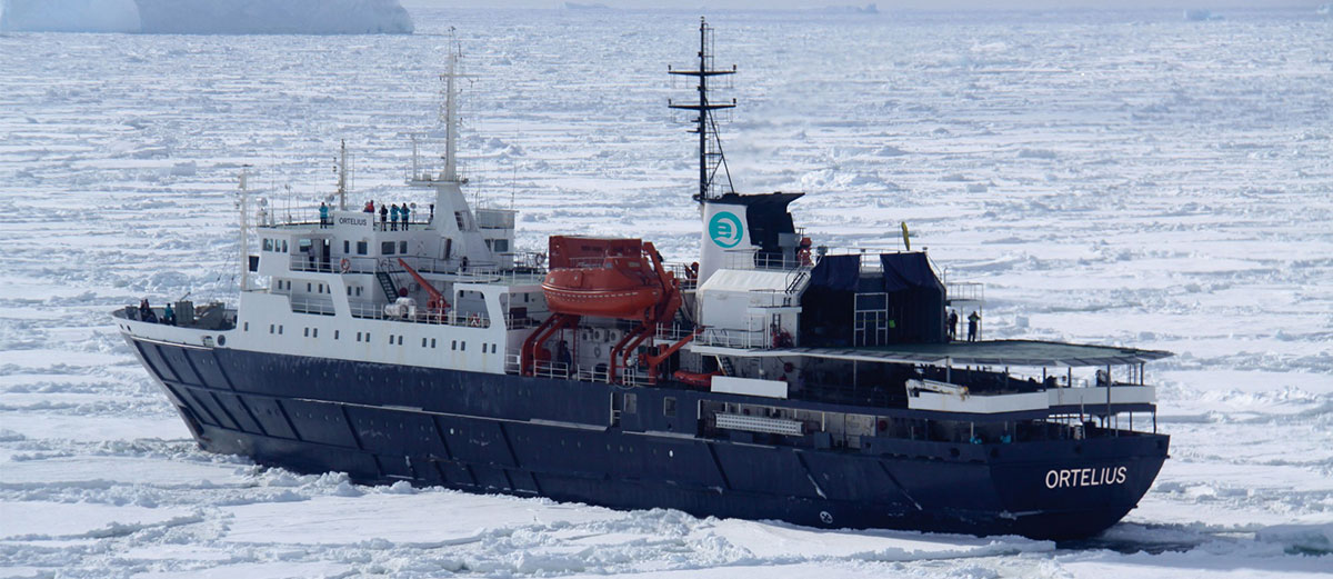 Le bateau Orelius dans les eaux polaires vu aérienne