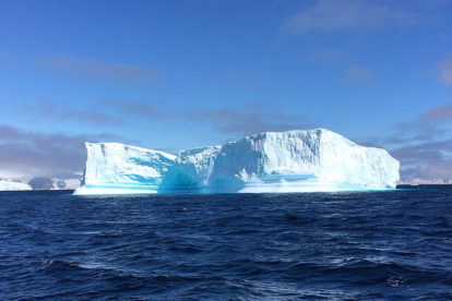 glacier tubulaire et voilier en antarctique