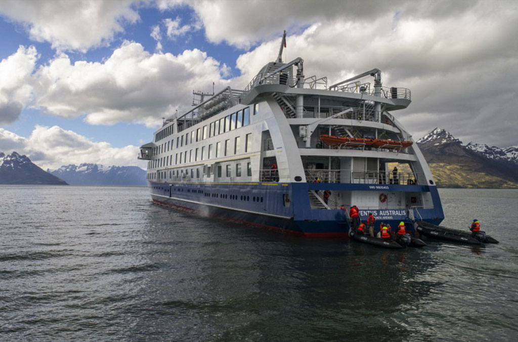 embarquement sur les zodiac du Ventus Australis
