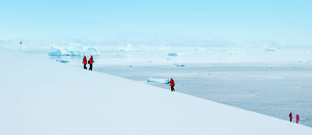 belle vue de la baie danco avec des passagers qui marchent sur les hauteurs