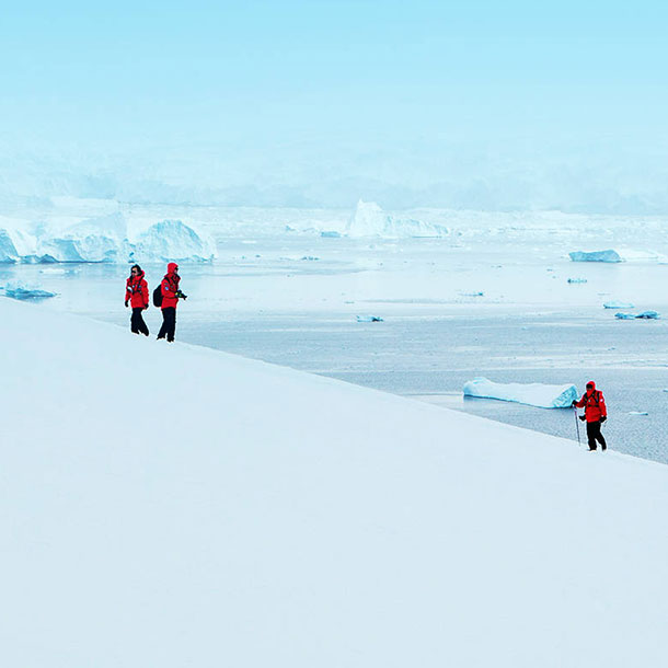 belle vue de la baie danco avec des passagers qui randonnent