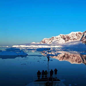les passagers observent une baie en antarctique au petit matin