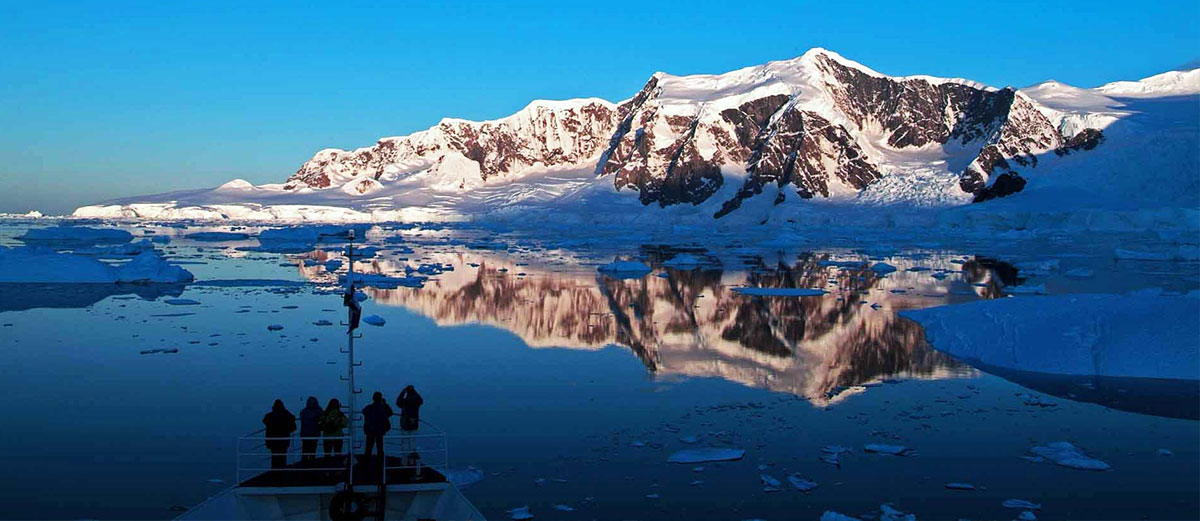 les passagers observent une baie en antarctique au petit matin