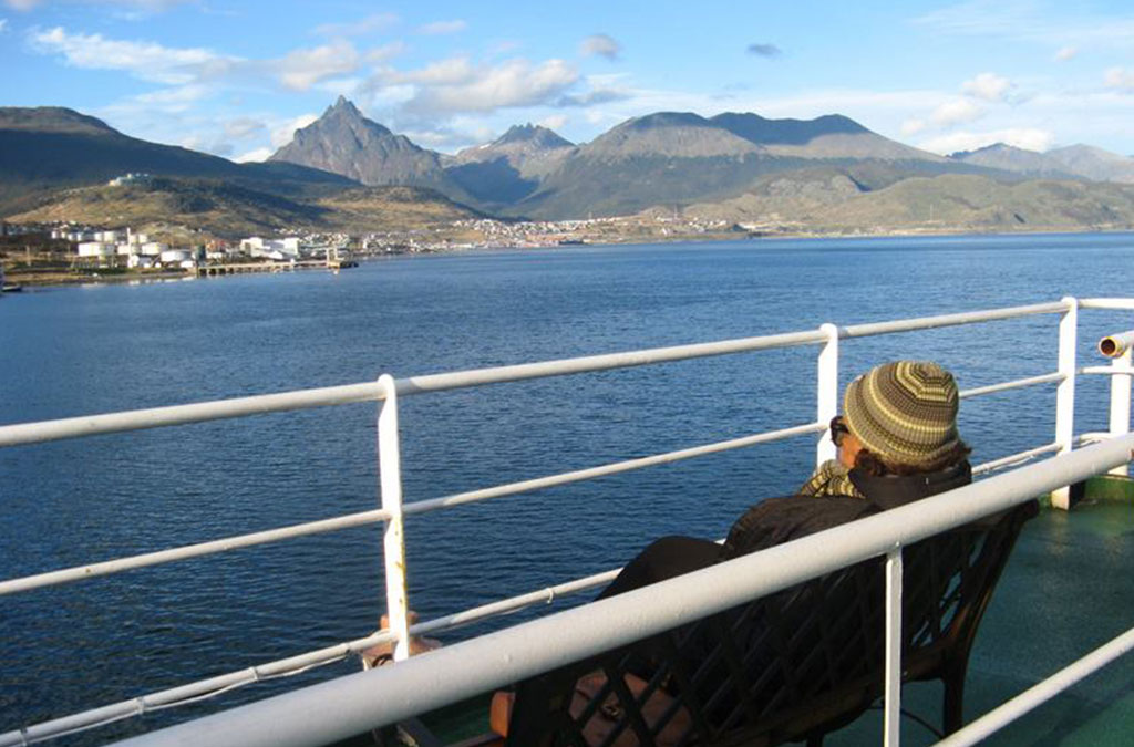 sur le pont du Ushuaia en regardant le port et le mont Olivia