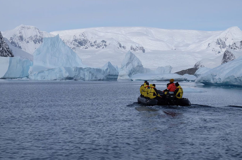 randonnee en zodiac entre les iceberg