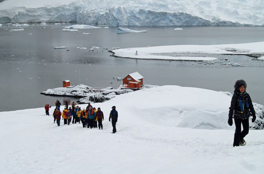 randonnée dans la neige au dessus de la station almirante brown
