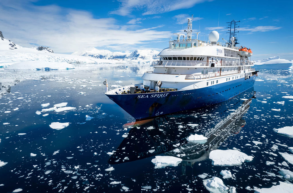 Le bateau Sea Spirit vu de drone dans les glaces