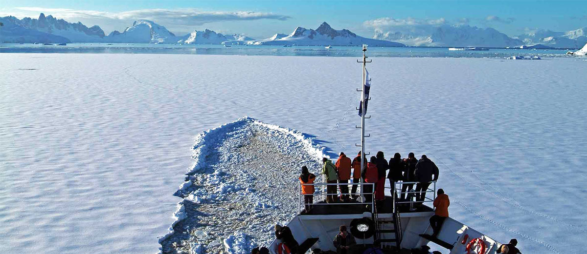 le bateau Ushuaia traverse la banquise