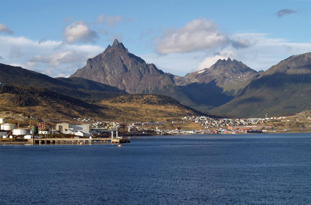 vue du port de Ushuaia avec le Mont Olivia