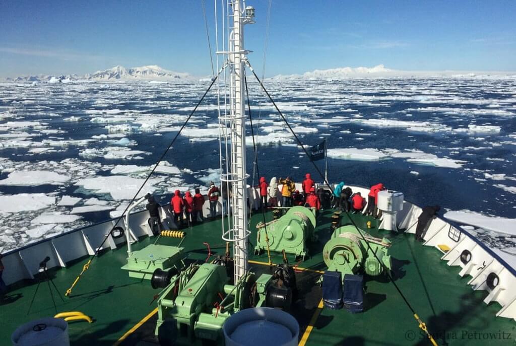 la proue du bateau dans les glaces du cercle polaire