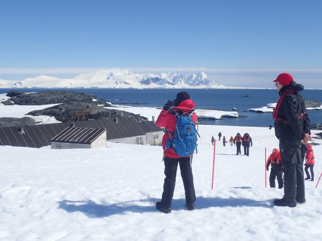 voyageurs antarctique sur l'ile detaille