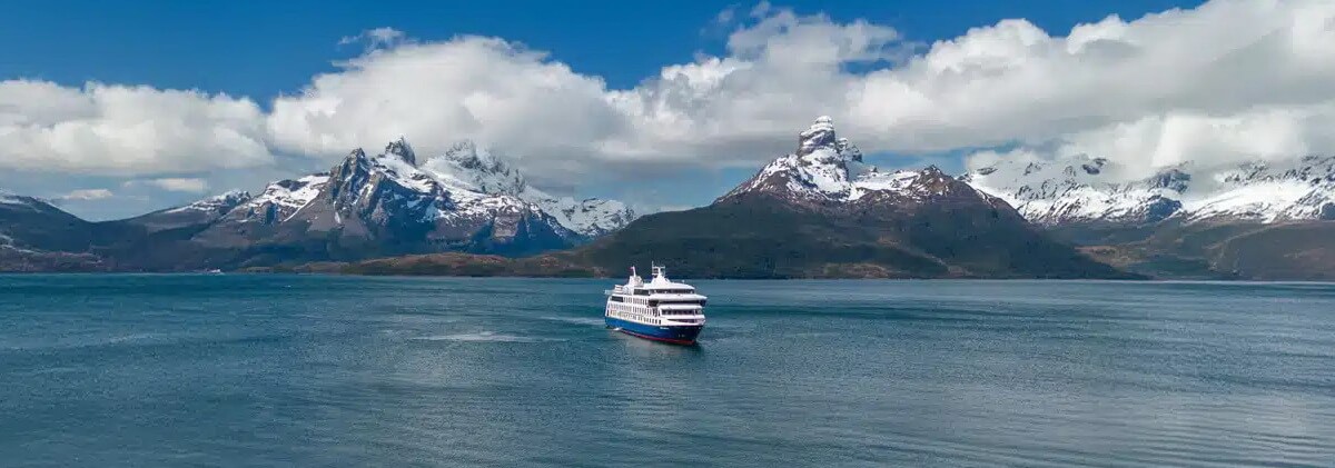 vue panoramique du Stella Autralis devant le glacier Aguila dans les canaux de patagonie
