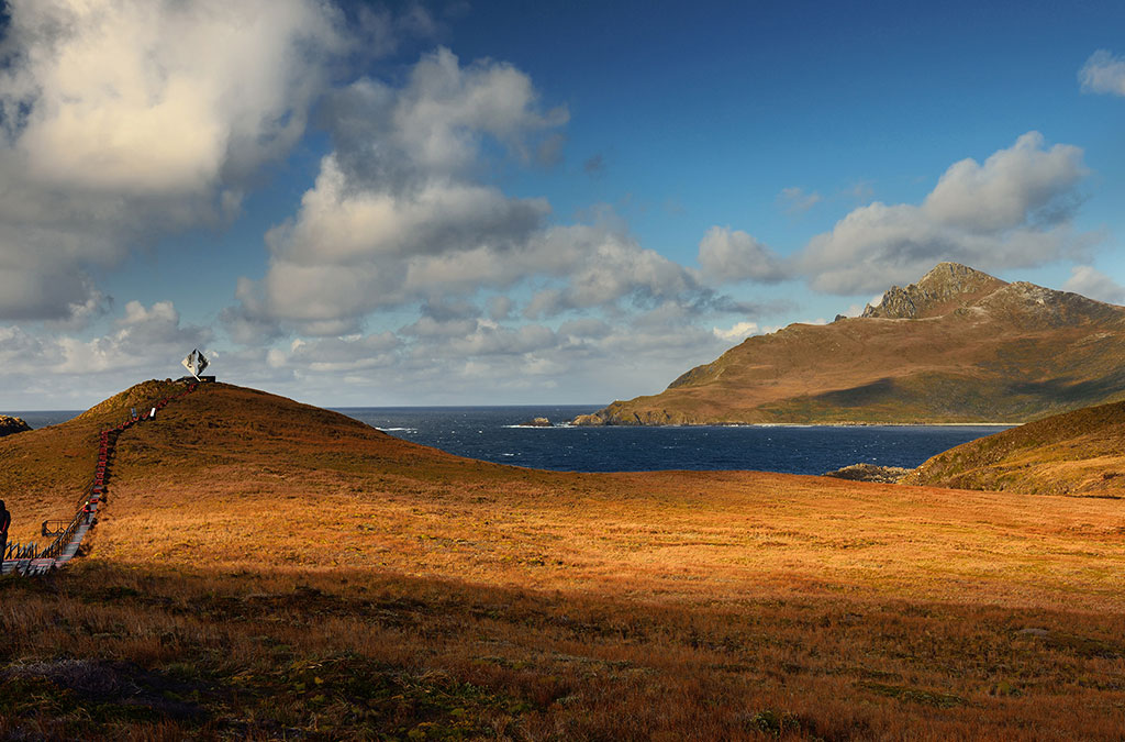 vue du cap horn avec le monument au marin au premier plan