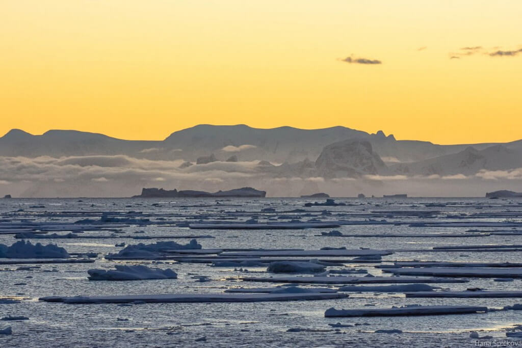 lever de soleil sur le cercle polaire antarctique