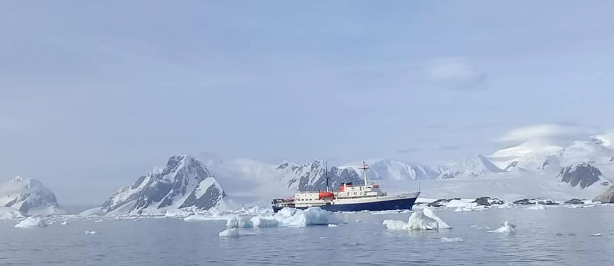 le bateau Ushuaia en croisière au cercle polaire
