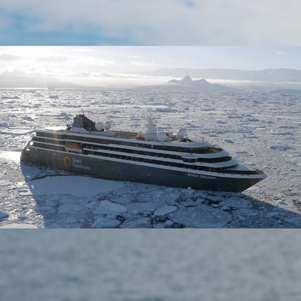 vue aérienne du World Explorer dans les glaces