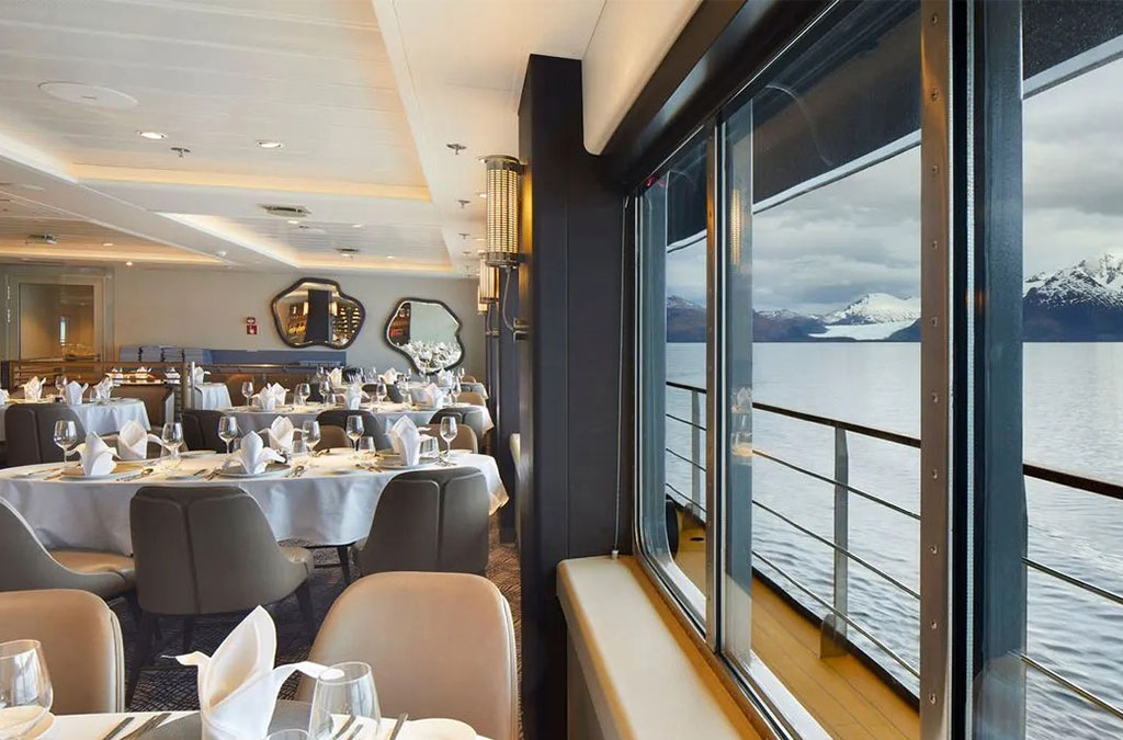 salon restaurant avec vue sur l'extérieur