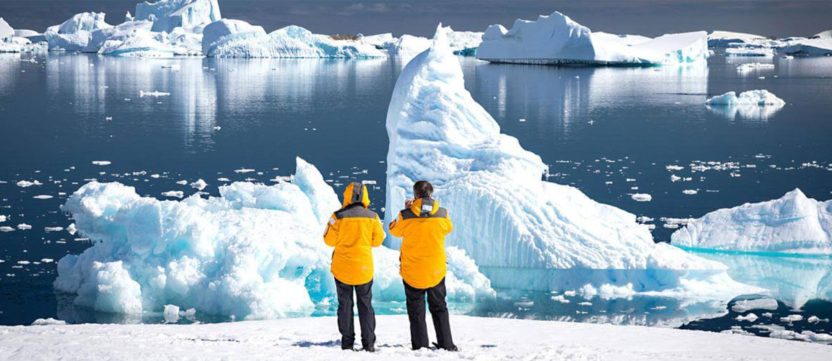 2 passagers contemplent la baie de port charcot