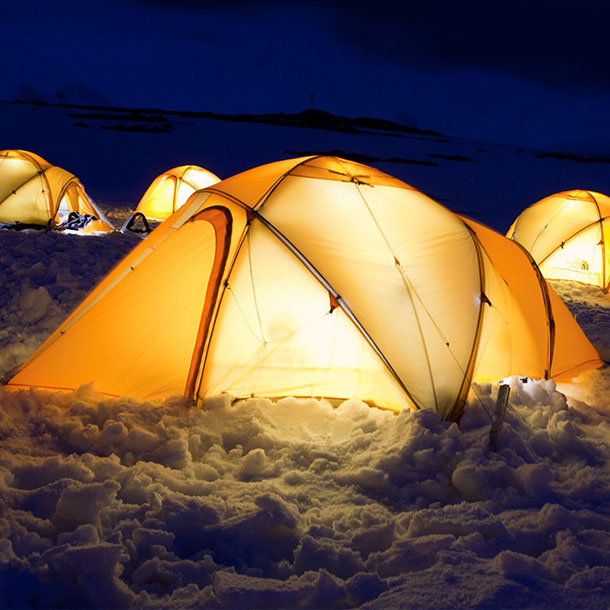 plusieurs tentes avec de la lumière