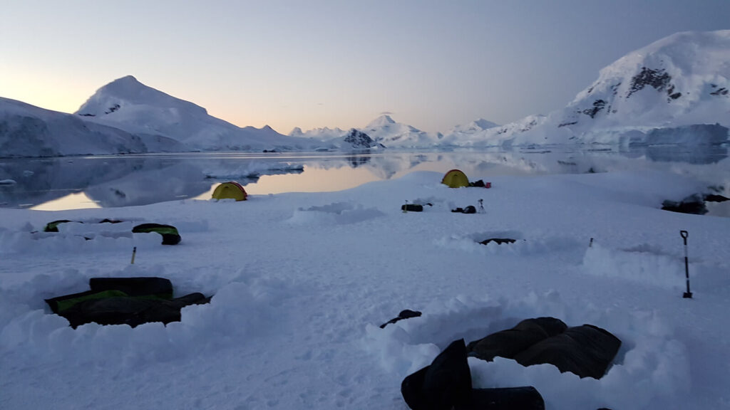 les emplacements des dormeurs dans la neige