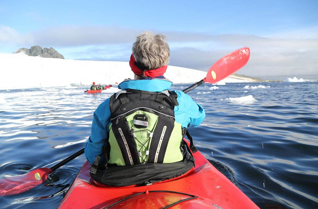vue du dos d'un kayakiste en kayak double